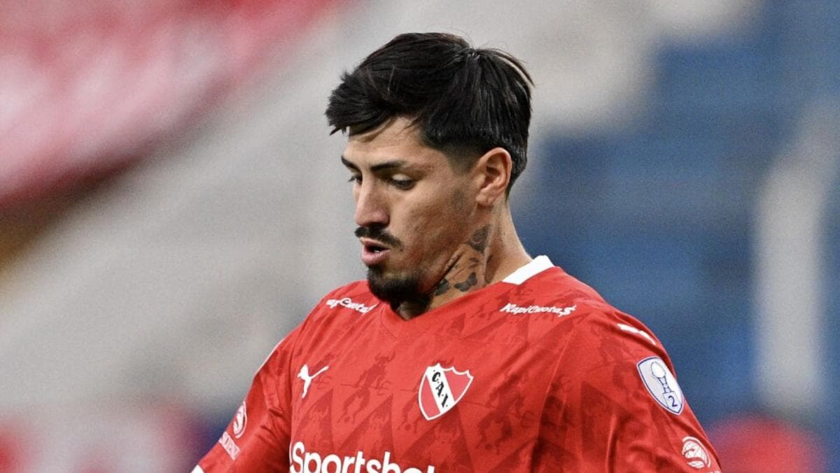 Alvo do Atlético fica no banco e só entra nos acréscimos em jogo do Argentino