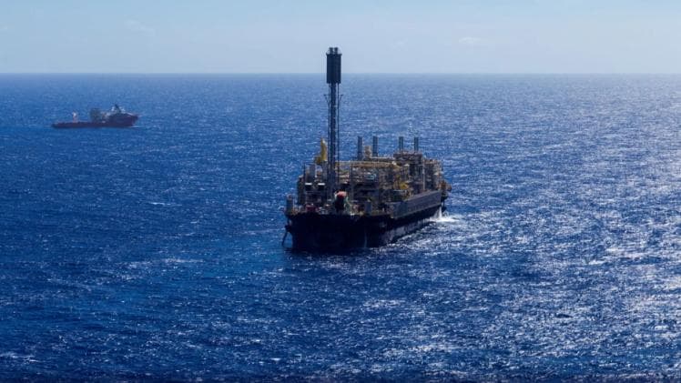 Petróleo ultrapassa US$ 100 com escalada da guerra no Irã