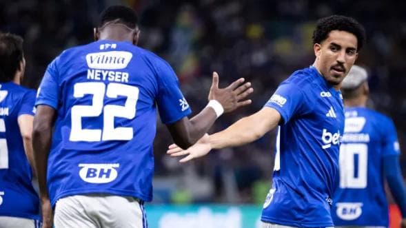 Cruzeiro vira sobre o Bragantino e conquista primeira vitória de virada no ano