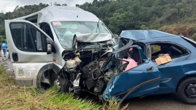 Acidente entre carro e van deixa cinco mortos na BR-116