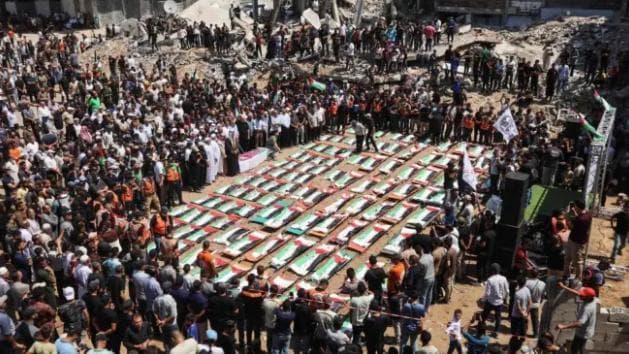 Palestinos realizam funeral coletivo de 112 corpos encontrados sob escombros em Gaza