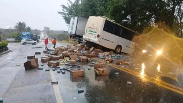 BR-040: sobe para dois o número de mortos em acidente com ônibus e carreta em Três Marias