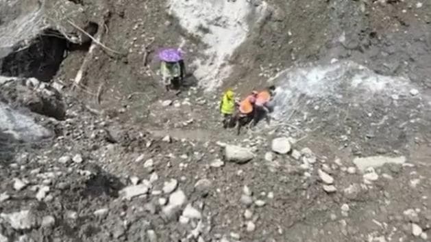 Equipes de resgate buscam cerca de 600 trabalhadores presos em usina no Nepal