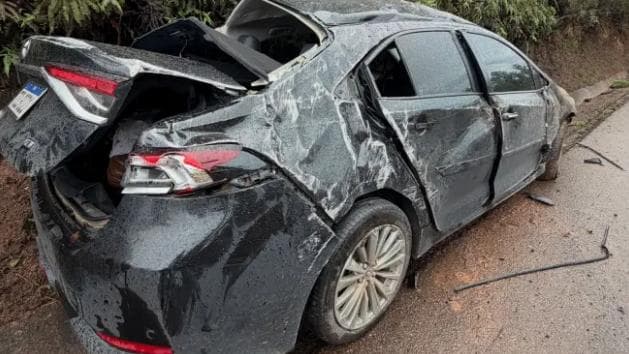 Carro de Pedro Rousseff capota na Fernão Dias e tem perda total