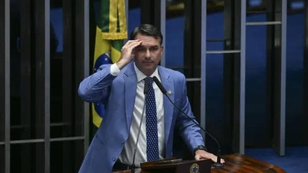 Flávio Bolsonaro viaja para os Estados Unidos após derrota eleitoral, diz agência