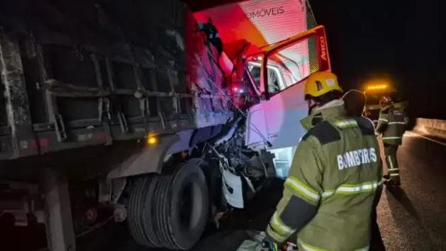 Motorista fica preso às ferragens após colisão entre caminhão e carreta na BR-135