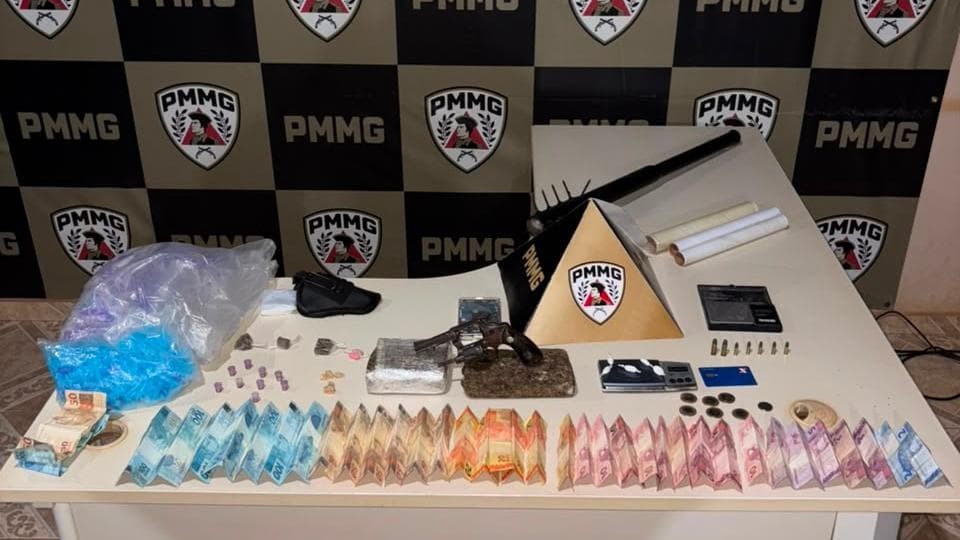 PM apreende drogas, arma e munições durante operação contra o tráfico em Turmalina