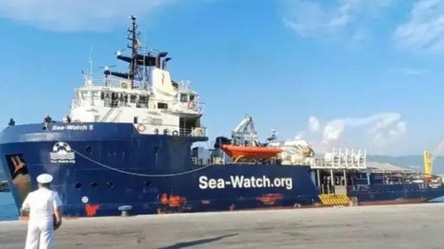 Itália multa e bloqueia navio de ONG alemã após resgate de migrantes no Mediterrâneo