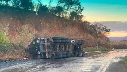Caminhão-tanque de gasolina tomba e deixa combustível na pista próximo à Virgem da Lapa