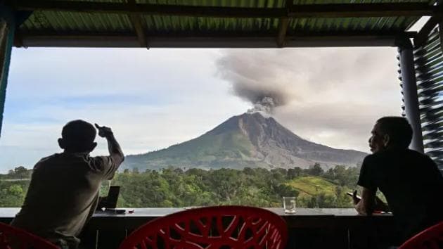 Erupção do Anak Krakatoa fecha oito aeroportos e afeta 150 mil passageiros na Indonésia